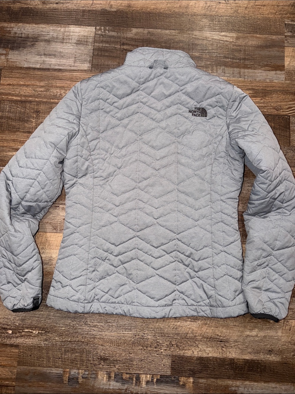 The North Face Women's Light Gray Quilted Puffer Jacket - Picture 4 of 6
